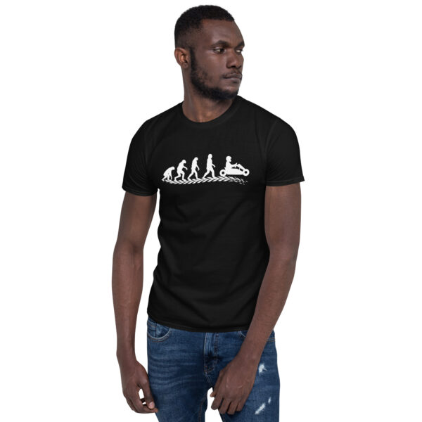 T-shirt unisexe Évolution de l’homme – Du singe au pilote de kart – Image 2