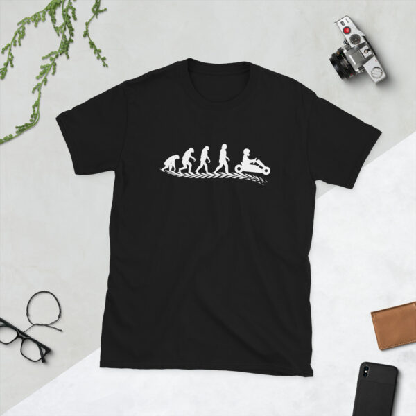 T-shirt unisexe Évolution de l’homme – Du singe au pilote de kart – Image 3